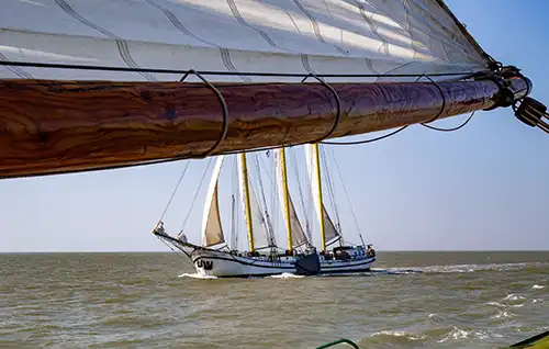 Plattbodenschiff bei einer Regatta