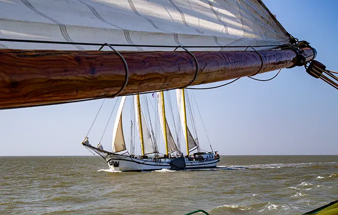 Plattbodenschiff bei einer Regatta