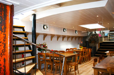 Plattbodenschiff Selene unter Deck/Tagesraum