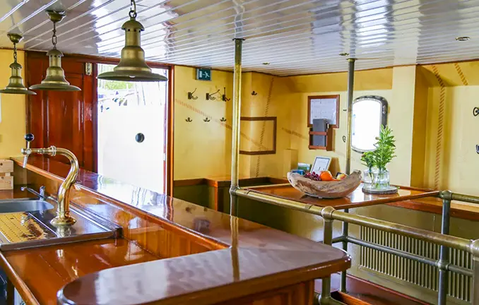 Plattbodenschiff 'Summertime' - Bar und Spieleecke