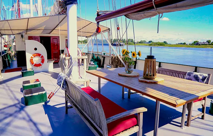 Plattbodenschiff 'Summertime' - Sitzgruppe an Deck