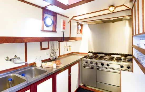 Küche auf dem Charterschiff Suydersee