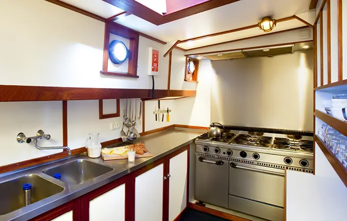 Plattbodenschiff Suydersee - Küche an Bord