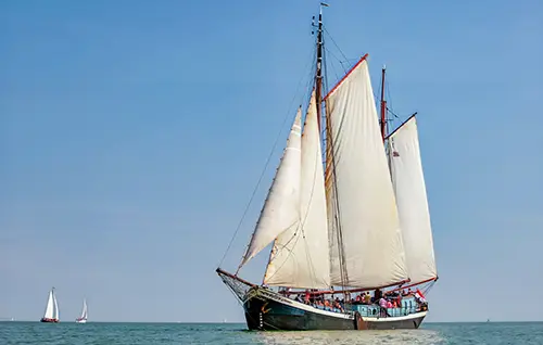 Plattbodenschiff 'Sybaris' segelt ab Enkhuizen auf dem Ijsselmeer Plattbodenschiff 'Sybaris'