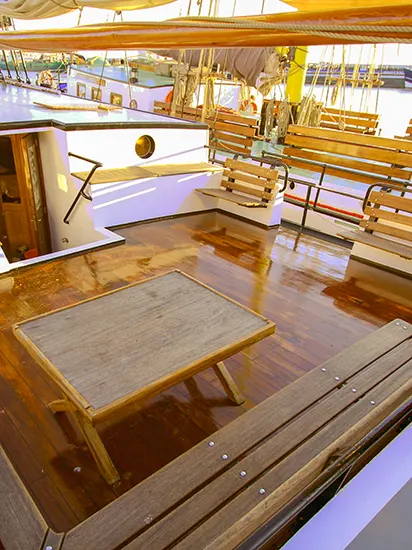 Sitzplätze an Deck unter dem Segel - Plattbodenschiff 'Tsjerk Hiddes'