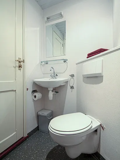 Privates Badezimmer zur Kabine auf dem Plattbodenschiff 'Tsjerk Hiddes'