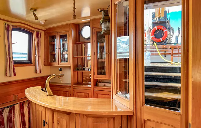 Theke mit Bierhahn Plattbodenschiff 'Tsjerk Hiddes'