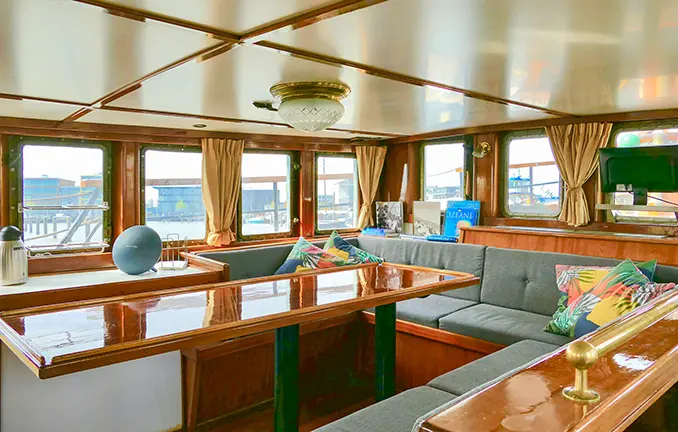 Plattbodenschiff 'Twister' - Deckshaus mit Bar Segelschiff Twister