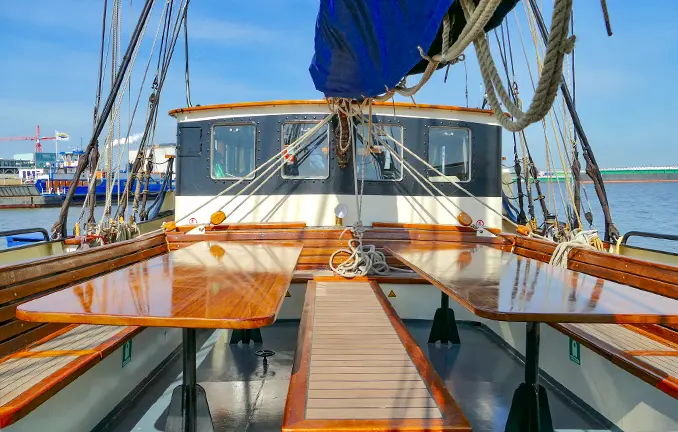 Plattbodenschiff 'Twister' - viel Platz zum Sitzen an Decl Segelschiff Twister- an Deck