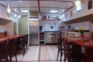 Tagesraum mit Kombüse der De Verwondering Tagesraum mit Kombüse