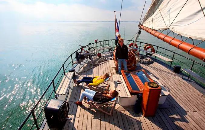 Plattbodenschiff 'Wapen fan Fryslan' - ein Plattbodenschiff - Achterdeck Plattbodenschiff 'Wapen fan Fryslan' - ein Plattbodenschiff - Achterdeck