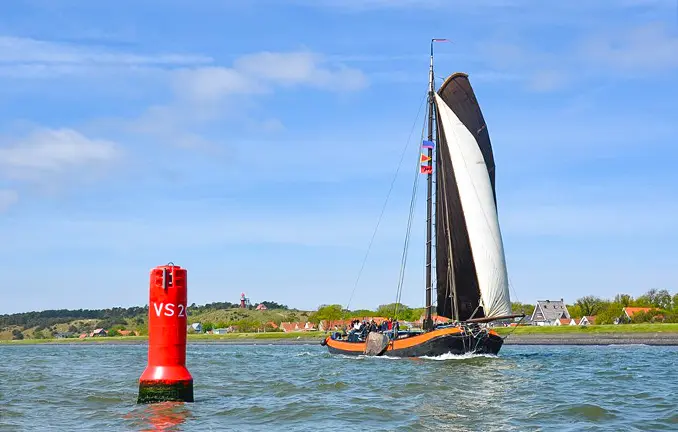 Mit dem Plattbodenschiff Linquenda im Watternmeer trockenfallen Mit dem Plattbodenschiff Linquenda im Watternmeer trockenfallen