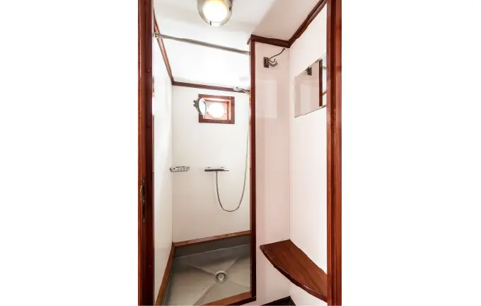 Plattbodenschiff Zeemeeuw - Badezimmer