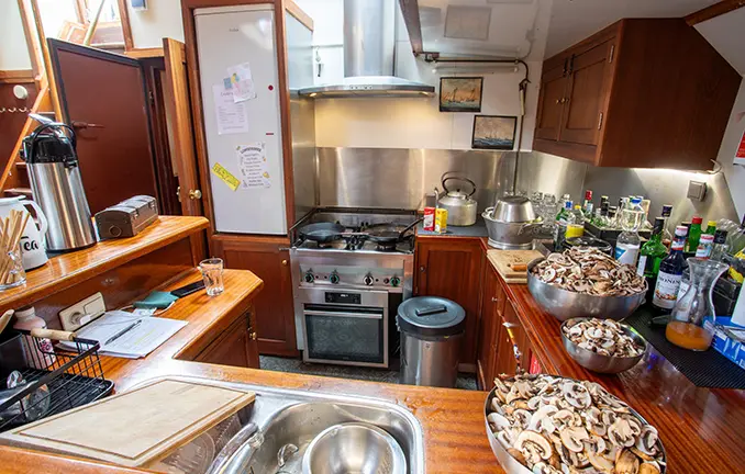 Segelschiff Zuiderzee - Kombüse Segelschiff Zuiderzee - Küche