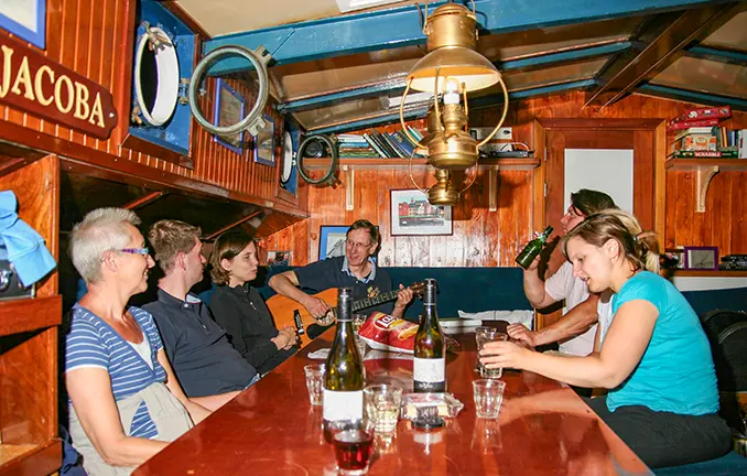 Spaß an Bord - ein Abend auf einem Plattbodenschiff Gemütlicher Aband an Bord
