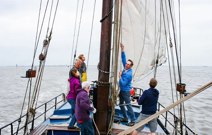 Das Besansegel wird gesetzt Plattbodenschiff segeln - Besansegel