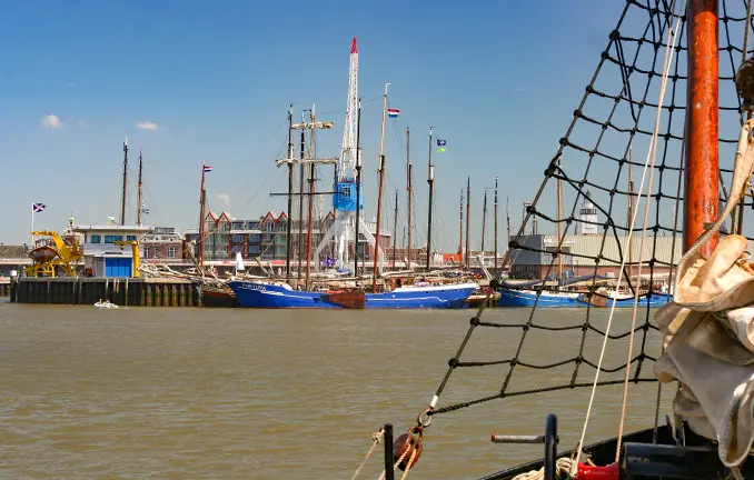 Mit dem Plattbodenschiff in den Hafen von Harlingen einlaufen Hafen Harlingen