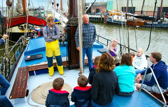Familiensegeln mit dem Plattbodenschiff - Einweisung durch Skipper und Matrose