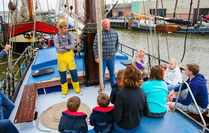 Skipper gibt eine Einweisung in sein Plattbodenschiff Einweisung asn Bord