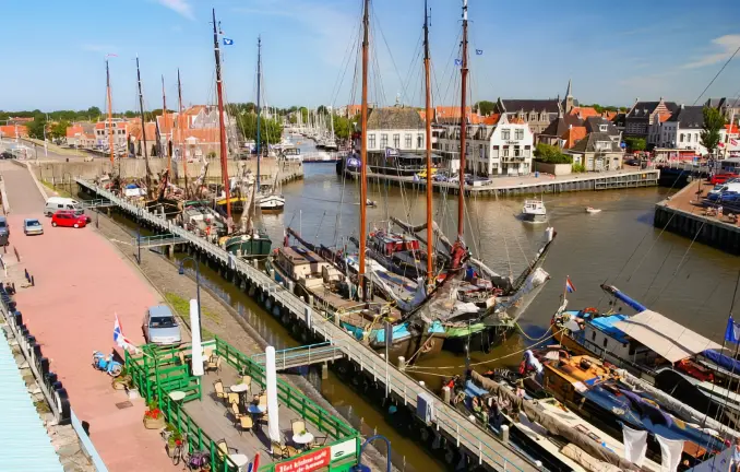 Plattbodenschiffe im Hafen Harlingen am Wattenmeer Hafen Harlingen