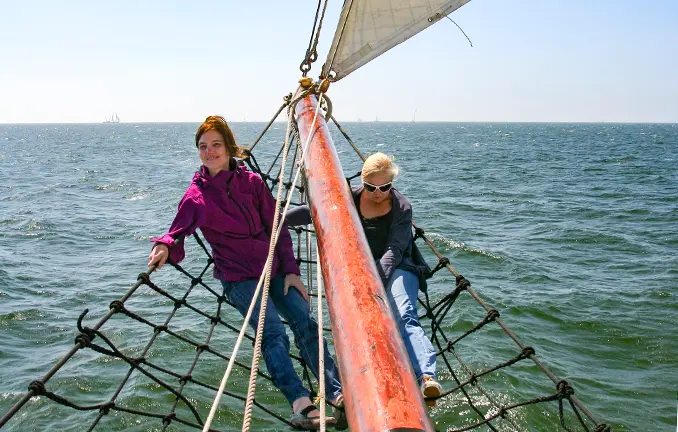 Plattbodenschiff segeln - im Klüvernetz über dem Wasser im Klüvernetz