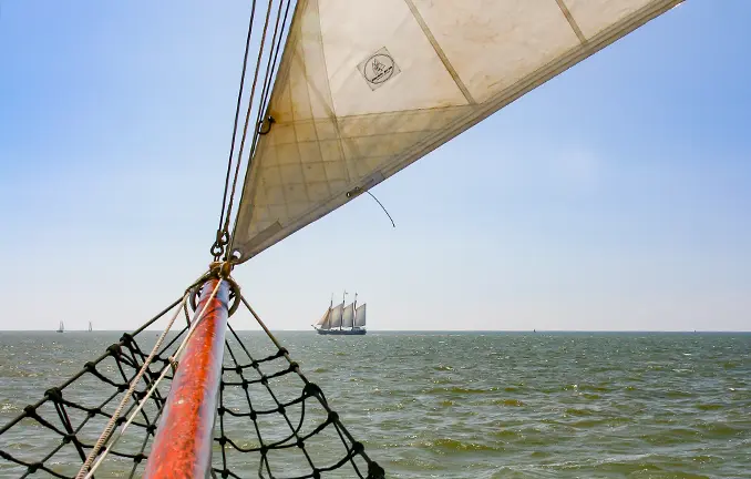 ein anderes Schiff voraus mit Klüver und Klüverbaum Klüver und Klüverbaum