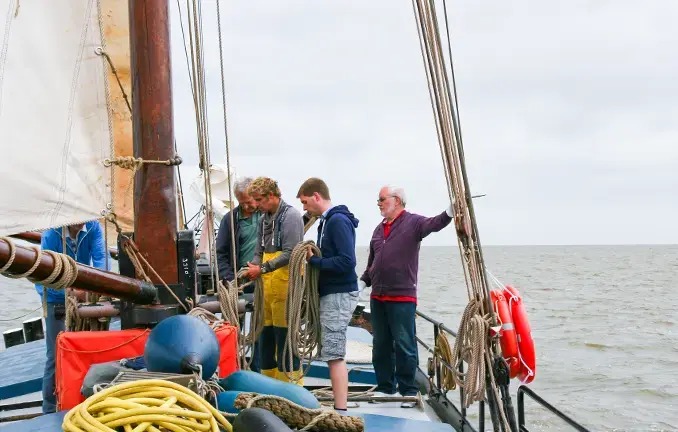 Leinen bedienen an Bord eines Plattbodenschiffes Leinen an Bord