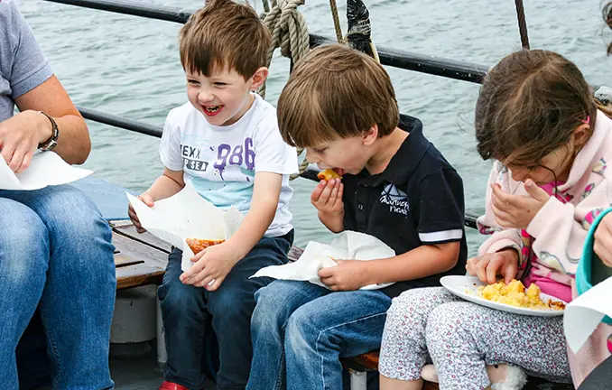 Plattbodenschiff vor Vlielaand vor Anker - Paause mit Kuche Pause mit Kuchen