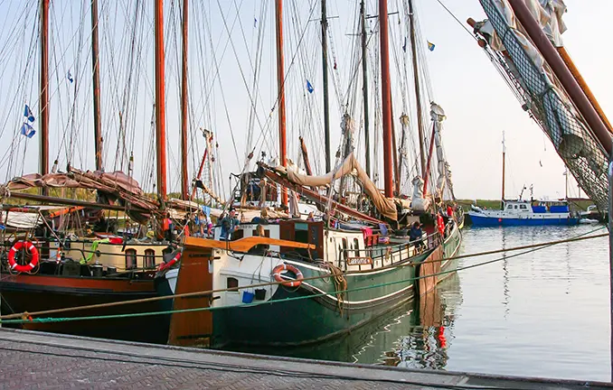 Plattbodenschiffe im Inselhafen von Vlieland Im Hafen der Wattenmeerinsel Vlieland