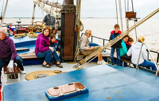 Das Großsegel ist gesetzt, jetzt geht der Motor aus Plattbodenschiff segeln