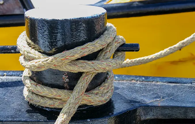 Festmacherleine um einen Poller an Bord Poller mit Leine