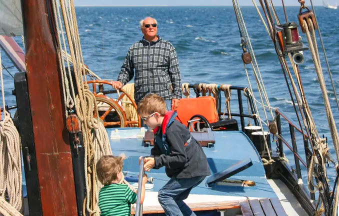 Am Ruder - der Skipper steuert sein Plattbodenschiff zurück nach Harlingen Skipper steuert das Plattbodenschiff